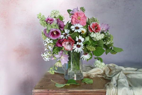 Zátiší Bílými Květy Hortenzie Pestrobarevném Pozadí Zahradní Květiny Kytici — Stock fotografie