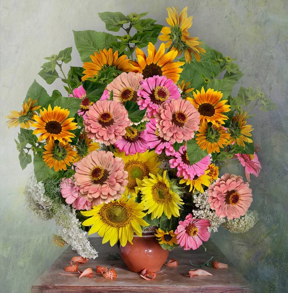 Stillleben Mit Schönen Leuchtenden Farben Zinnien Sonnenblumen Ein Blumenstrauß — Stockfoto
