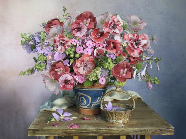 Renkli arka planda pembe gelinciklerle dolu bir hayat. Buketteki bahçe çiçekleri..