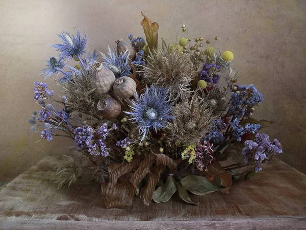 Güzel Bir Buket Mavi Kurumuş Çiçek Altın Rengi Kahverengi Arka — Stok fotoğraf