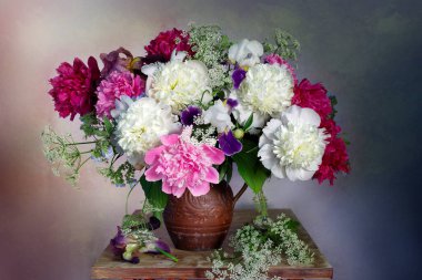 Renkli arka planda beyaz ve pembe şakayıklarla dolu bir hayat. Buketteki bahçe çiçekleri..