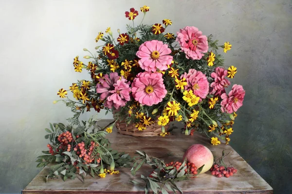 Stilleven Van Mooie Zinias Een Boeket Van Bloem — Stockfoto