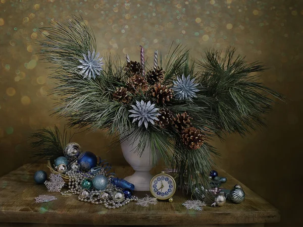 Weihnachten Neujahr Komposition Aus Nadelzweigen Zapfen Und Schönen Kugeln — Stockfoto