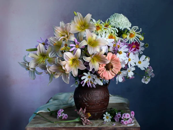 Zátiší Bílými Liliemi Pestrobarevném Pozadí Zahradní Květiny Kytici Royalty Free Stock Obrázky