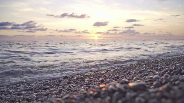 海洋热带景观在夕阳下的海洋卵石中的前景，云彩 — 图库视频影像