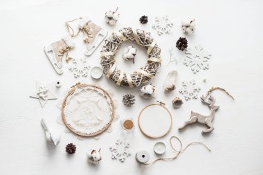 Dümdüz uzanmış Noel fotoğrafı nakışlı bir halka ve şirin bir dekorasyonla.