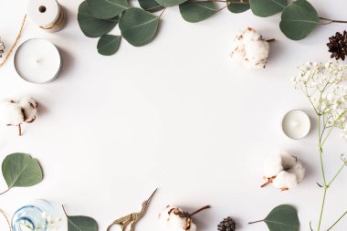 Şık marka mockup senin sanat görüntülemek için. Şirin vintage sahte ahşap arka plan üzerinde kurmak. Düz yatıyordu Üstten Görünüm.