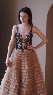 Gecelik giymiş güzel bir kız stüdyoda poz veriyor.