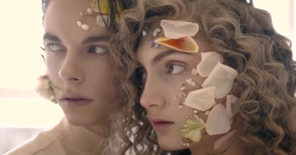 Tendet jeune couple avec pose de maquillage floral en studio — Video