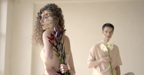Tendet jeune couple avec pose de maquillage floral en studio — Video