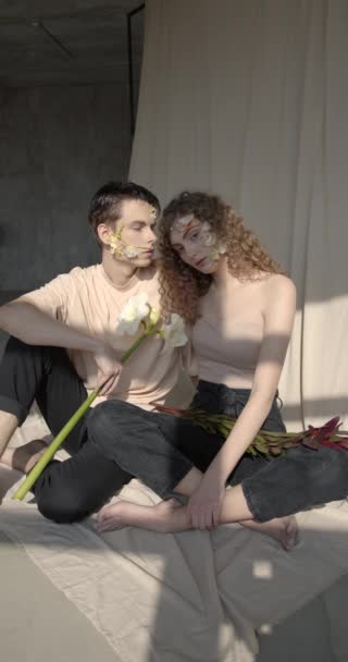 Tendet joven pareja con floral maquillaje pose en estudio — Vídeo de stock