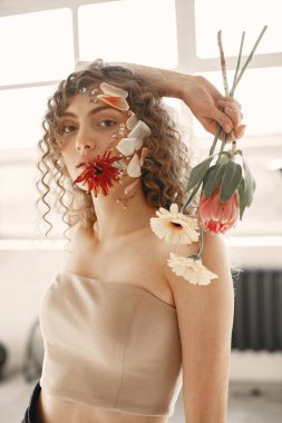 Çiçekli güzel bir genç kadının portresi.