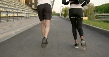 Spor salonunda koşan aktif çift