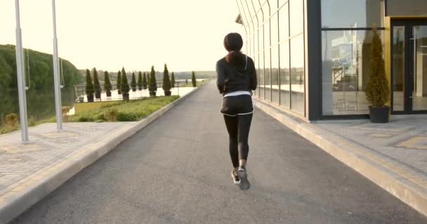Giovane donna nera corridore all'aperto jogging all'alba — Video Stock