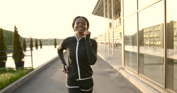 Giovane donna nera corridore all'aperto jogging all'alba — Video Stock