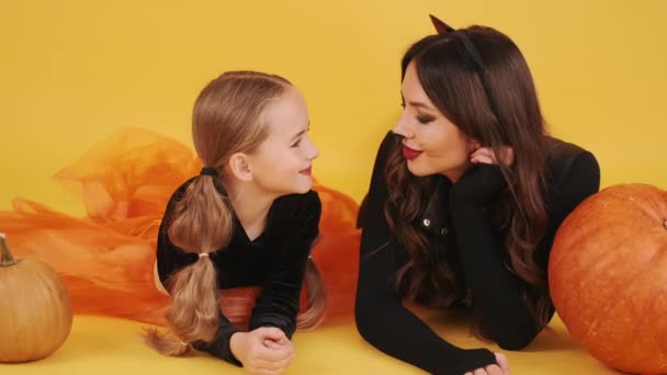 Mor och dotter med halloween kostymer har i orange studio — Stockvideo