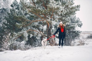Güzel kadın bir köpekle oynamayı