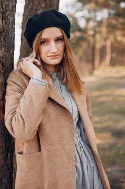 Sevimli kız bir bahar parkta dinlenmek var