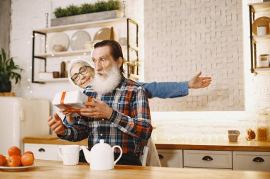 Yaş ve insan kavramı. Evde kıdemli bir çift var. Kocasına bir kadın hediyesi..