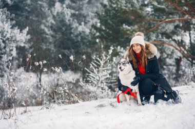 Güzel kadın bir köpekle oynamayı