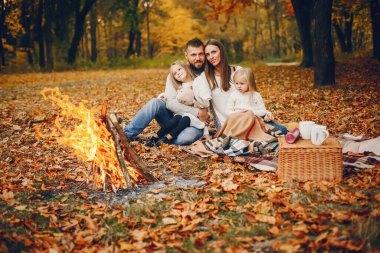 Sonbahar parkında tatlı çocuklu bir aile.