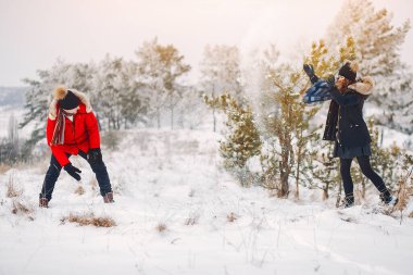 Zarif çift bir kış parkta. Siyah ceketli adamı. Uzun saçlı kadın
