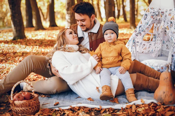 Schöne und stilvolle Familie in einem Park — Stockfoto