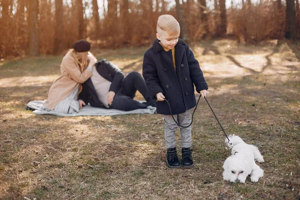 Bir bahar parkında oynayan sevimli aile — Stok fotoğraf