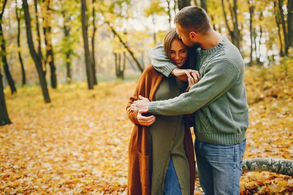 Hermosa pareja pasar tiempo en un parque de otoño —  Fotos de Stock