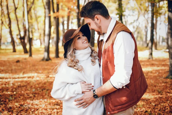 Elegant couple in a sunny autumn park — Stock Photo, Image