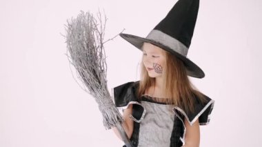 siyah şapka ve beyaz zemin üzerine süpürge ile siyah giysiler, küçük kız portresi