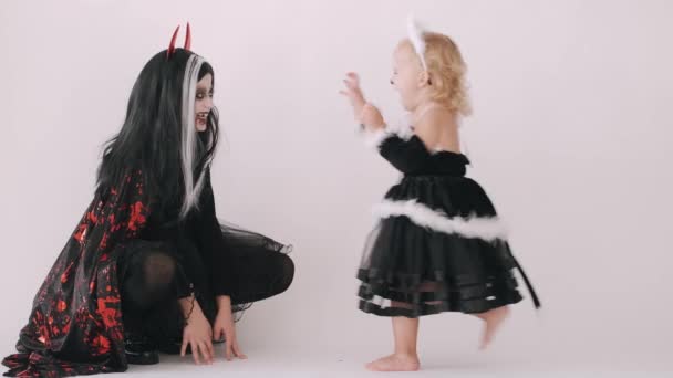 Bambini in costume di Halloween posa in studio bianco — Video Stock