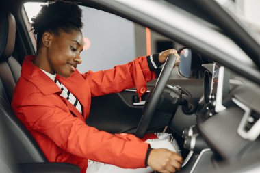 Araba galerisindeki genç Afro-Amerikan kadın.