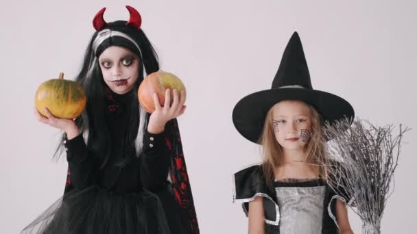 Groep kinderen in halloween kostuums hebben plezier op wit kopieerruimte — Stockvideo