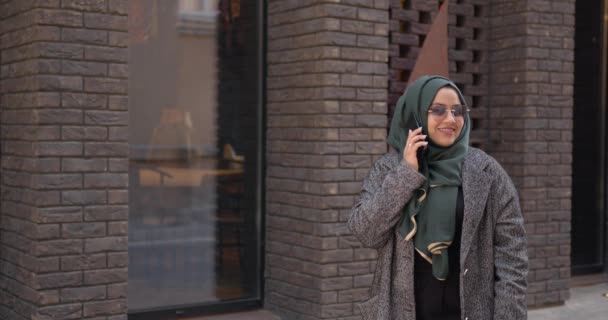 外で電話で話すベールのイスラム教徒の女性 — ストック動画