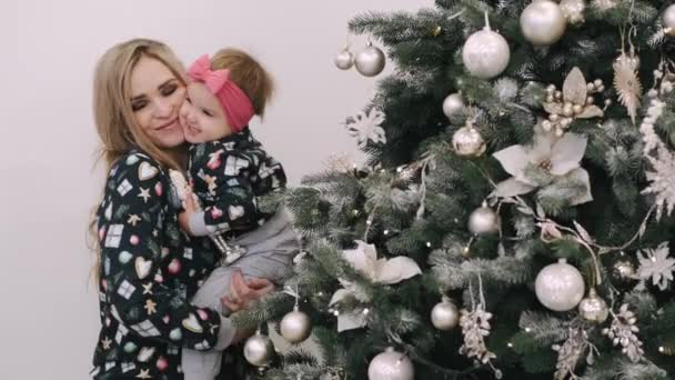 Mère festive et petite fille décorant l'arbre de Noël à la maison — Video