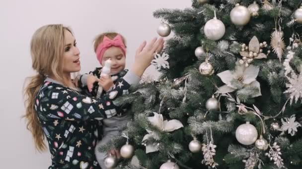 Mère festive et petite fille décorant l'arbre de Noël à la maison — Video