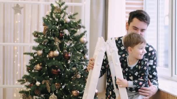 Bonne famille de père et fils près de l'arbre de Noël à la maison — Video