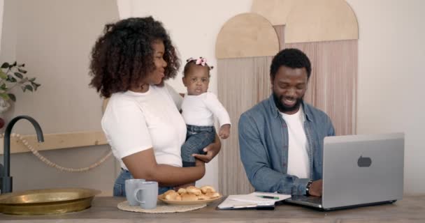 아프리카 계 미국인 어머니, 아버지와 딸, 집에서 — 비디오