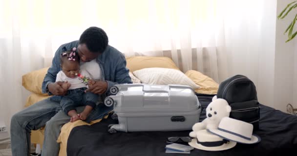 Une famille afro-américaine se prépare pour des vacances — Video