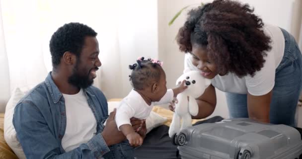 Μια οικογένεια Αφροαμερικανών ετοιμάζεται για διακοπές. — Αρχείο Βίντεο