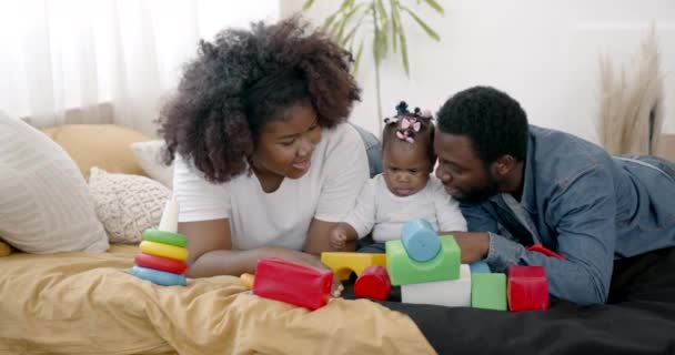 父母和幼儿女儿在家里玩得很开心 — 图库视频影像