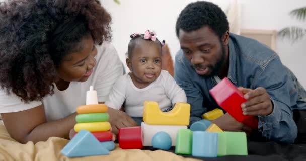 父母和幼儿女儿在家里玩得很开心 — 图库视频影像