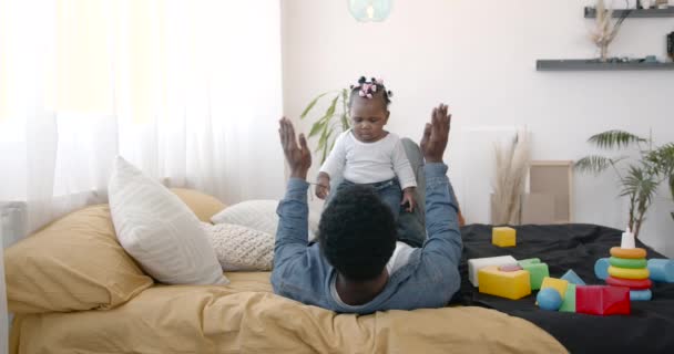 Папа и дочка развлекаются, играя дома — стоковое видео