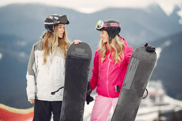 Meninas snowboard nas montanhas com o snowboard — Fotografia de Stock