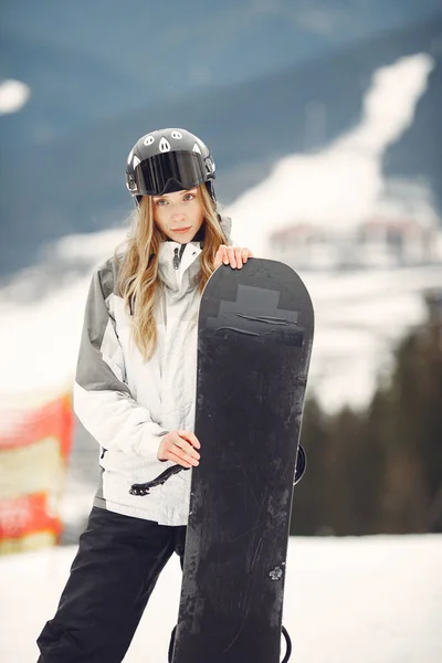 Niña snowboard en las montañas con el snowboard —  Fotos de Stock