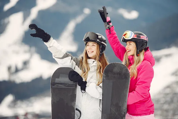 Niñas haciendo snowboard en las montañas con el snowboard —  Fotos de Stock