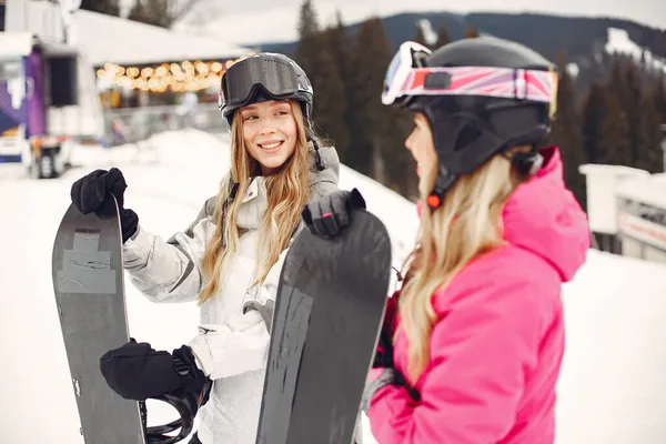 Meisjes snowboarden in de bergen met het snowboard — Stockfoto