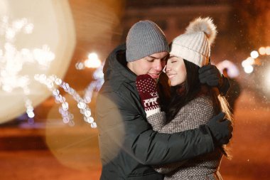 Noel zamanı, gece sokağında genç bir çift.