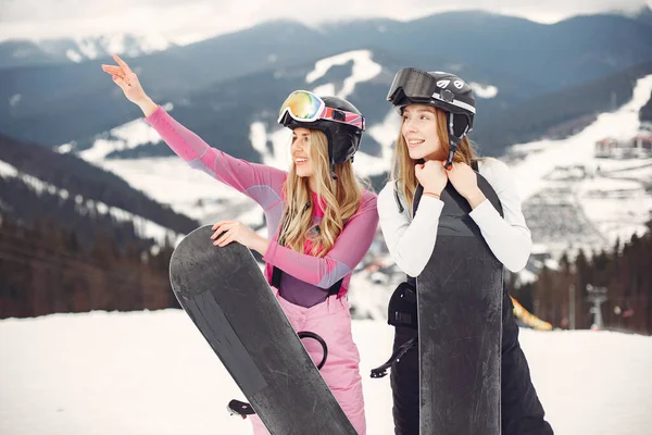 Niñas haciendo snowboard en las montañas con el snowboard —  Fotos de Stock
